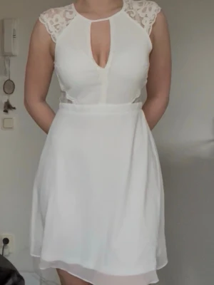 Vit studentklänning med öppen rygg - Superfin vit studentklänning med öppen rygg, använd vid ett tillfälle<3