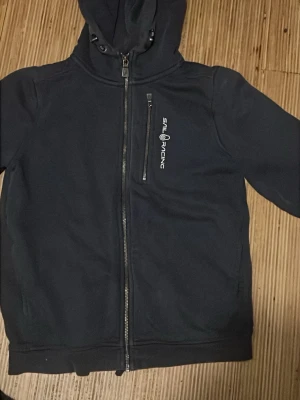 Svart hoodie från Sail Racing 13/14 år  - Snygg blå kofta rån Sail racing fraktar samma dag pris 150 kr 158/164 