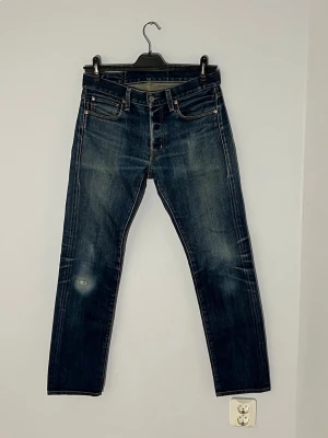 Ralph Lauren denim and supply jeans - Ralph Lauren denim and supply jeans. Inga större defekter. Modellen i bilderna är 180 cm 75 kg pch bär Storlek , W30 L32 , Måtten i sista bilden är A: 40 cm B: 100 cm, Kom med frågor! 