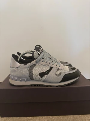 Valentino Garavani Rockrunners - Snygga sneakers från Valentino Rockrunners i grått. Dem är i storlek 41 men passar även om man har 42. Skorna är köpta från Trendsellers hemsida och det är bara att fråga om ni har några funderingar.