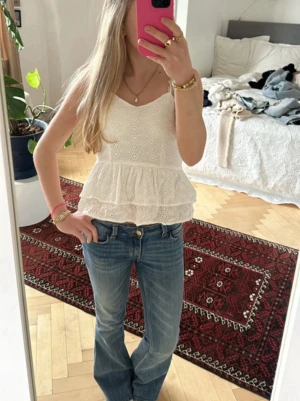 Vit sommar topp  - Extremt söt sommar topp köpt på någon marknad 🤍 Alla slags lappar är avklippta så vet ej storleken men passar mig som brukar ha storlek XS-S. Banden är justerbara!
