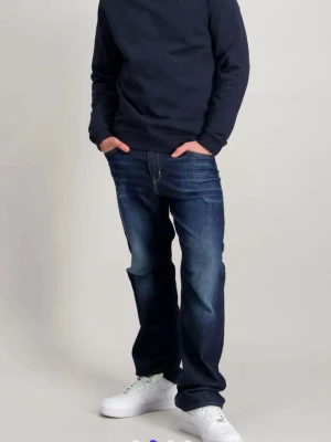 Mörkblå stickad tröja Lyle & Scott - Snygg mörkblå stickad tröja från Lyle & Scott med rund halsringning och den klassiska gula logon broderad på bröstet. Tröjan har långa ärmar och ribbade muddar vid hals, ärmslut och nederkant. Perfekt för en stilren och enkel look. Nypris ungefär 500kr från lyle and Scott 