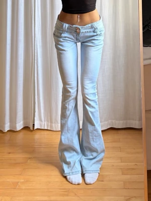 Lågmidjade jeans  - Står storlek xl men är mycket mindre! Midjemått: 37 Innerbenslängd: 84 Grenhöjd: 21 Lår: 23 Jag är 165cm⭐️