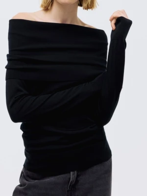 H&M Premium Quality ull vart offshoulder topp strl XS - Trendig svart offshoulder topp med lång ärm och åtsittande passform. Toppen har en bred, vikt kant över axlarna som ger en cool och modern look. Aldrig använd med prislappen kvar. Material: 100% ull (ej stickig), Storlek: XS. Nypris: 699:- 