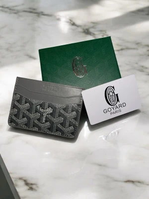 Grå Korthållare Mönstrad  - Säljer en stilren grå korthållare med snyggt mönster. Korthållaren har flera fack och är perfekt för dig som vill ha något både snyggt och praktiskt. Helt ny och kommer med originalask.🫡🤝 