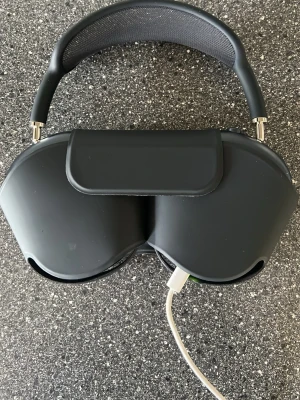 Svarta Apple AirPods Max hörlurar - Snygga svarta Apple AirPods Max over-ear hörlurar i aluminium med mjuk mesh-båge och smart case. Hörlurarna har en stilren och modern design, laddas via Lightning-kabel och ger grym ljudupplevelse. Perfekta för musik, gaming eller film.