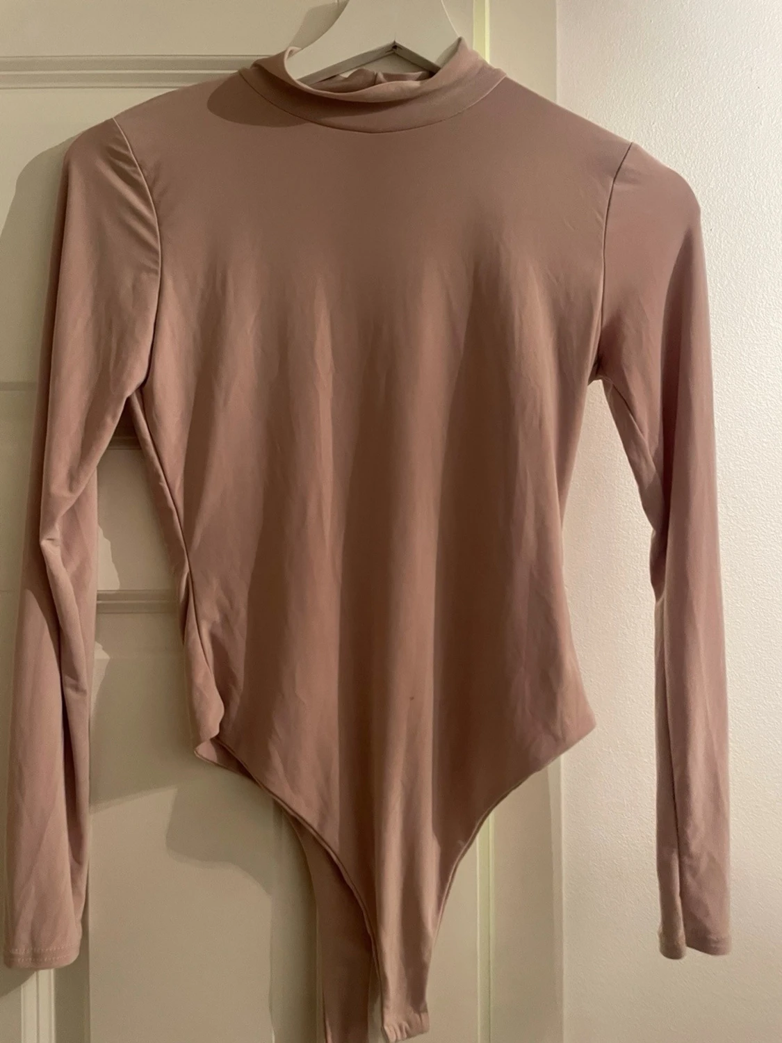 Beige långärmad body med polokrage och glansigt material - 1