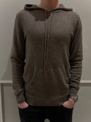 kashmir hoodie - Stilren hoodie från John Henric i 100 % kashmir. Använd sparsamt, inga hål eller liknande – endast lite nopprig, vilket enkelt kan tas bort med en kashmirkam. Köpt för 2300kr föra året. Perfekt inför våren och sommaren när vädret blir varmare, samt för svala sommarkvällar. Tveka inte att höra av dig vid minsta fundering.