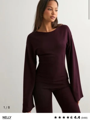 Vinröd tröja från Nelly - Säljer en vinröd bekväm och snygg topp med vida armar nertill! Toppen är helt oanvänd, men prislapp är av. Köpte tröjan i julas! Skickar bilder vid önskning! 