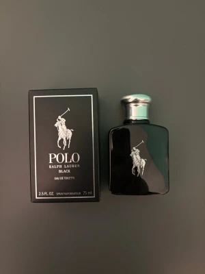 Polo Black Eau de Toilette - Stilren och modern parfym från Ralph Lauren. Polo Black Eau de Toilette kommer i en 75 ml flaska och passar dig som vill ha en klassisk och tidlös känsla. Perfekt för dig som gillar ikoniska designer.