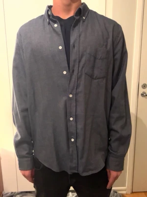 Mörkblå skjorta från acne studio / Modellen är 182 - Klassisk mörkblå skjorta med knappslå och bröstficka. Skjortan har button-down krage och långa ärmar. Tillverkad i mjuk bomull som känns skön mot huden. Perfekt till jeans eller chinos för en clean look. Detta är en flannel skjorta från acne som är vintage. Så först till kvarn! Nypris: 4500 || Mitt pris 1750. 