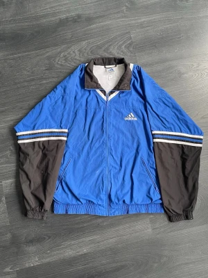 Adidas tröja - Retro tröja/jacka från Adidas! Har några smutsfläckar men kan tvätta den innan jag skickar ifall man frågar! 