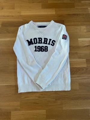 Morris tröja  - Säljer en snygg Morris tröja. Den är sparsamt använd. Hör av er vid frågor. Lite missfärgning från tvätt men syns knappt. Har inte försökt fått bort 