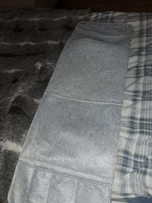 Grå filt organiseringsväska - Praktisk och stilren organiseringsväska i grå filt med flera fack. Perfekt för att hålla ordning på småsaker i större väskor eller ryggsäckar. Enkel design utan synligt märke och tillverkad i mjukt filtmaterial.