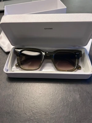 Chimi solglasögon - Tja! Säljer nu mina chimis då jag precis köpt ett par andra solglasögon. Gröna o h i riktigt bra skicka. Inga skador på glasögonen men förpackningen är lite missfärgad. Modell 04. Hör av dig vid frågor!!!