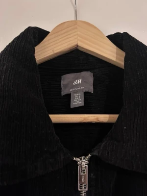 Svart manchester overshirt från H&M - Overshirt från hm. Använt nån gång bara