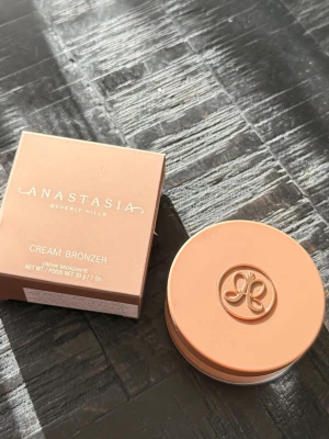 Anastasia Beverly Hills Cream Bronzer - Kräm bronzer från Anastasia Beverly Hills i färgen amber. Kartongen är öppnad men bronzern är oanvänd och har plasten kvar. 