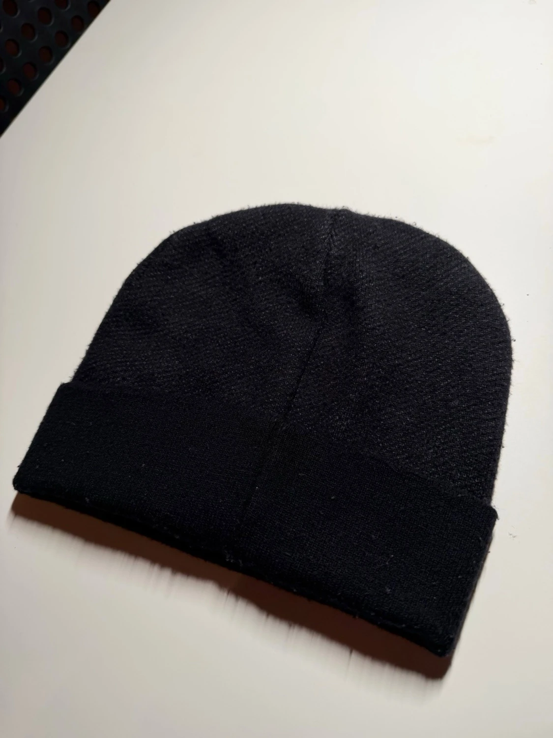 Svart stilren mössa – clean design - 1