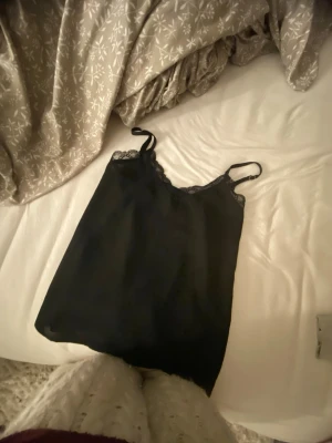 Spetslinne - Svart linne me spets från Shein