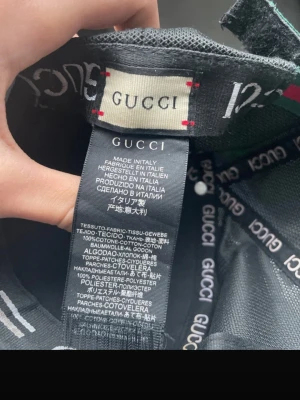 GG KEPS - Säljer en svart keps från med ormtrycket framtill. Kepsen är tillverkad i 100% bomull med detaljer i polyester och har justerbar passform. designen är riktigt clean och stilren.