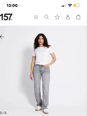 Grå raka jeans från 157 - Snygga grå jeans från lager 157 med rak passform. Aldrig använda, prislapp kvar. Nypris 400
