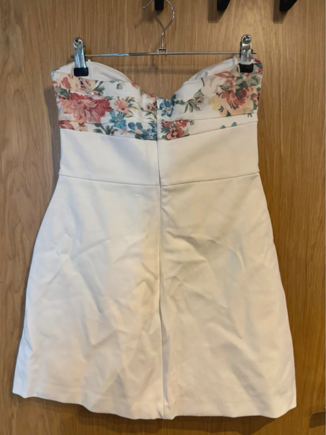 Vit kort klänning med blommig rosett - 3