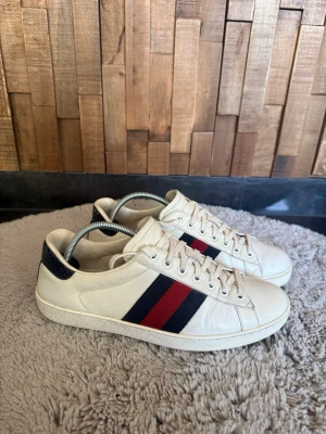 Gucci ace skor - Snygga vita sneakers från Gucci som är väldigt populära! Skick:7-8/10🔥! Sjävklart äkta! Storlek 41,5! Riktigt fräscha nu till våren. Nypris: 7000kr Bara att höra av sig vid intresse/ fler bilder! Pris går att diskutera!