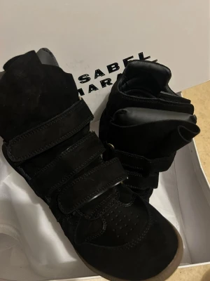 NYA* Isabel Marant Svart Becket 38 EU skor :) - skor i storlek 39, helt nya !! ~ ;D Skriv om ni är mellan 37-40 tror nog de passar ❣️ Buda, först till kvarn förstås!! Jag svarar snabbt., kan skicka nästa dag 😆