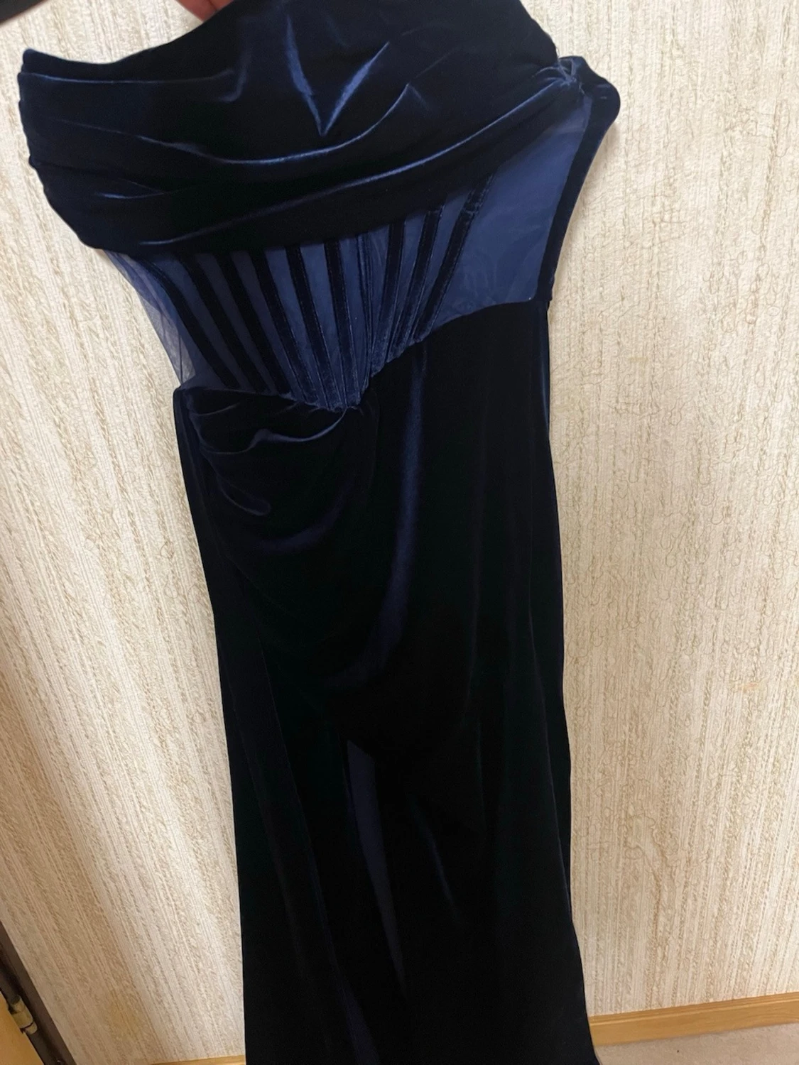 Mörkblå sammetsklänning axelbandslös - 1