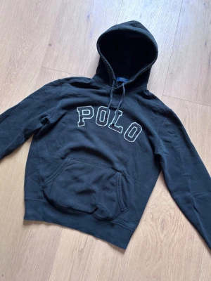 Svart hoodie från Polo Ralph Lauren - Tja! Säljer nu en riktigt schysst svart Ralph Lauren Hoodie. Storlek M. Vid frågor är det bara att höra av sig!