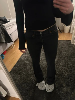 Svarta bootcut jeans med låg midja - Säljer ett par svarta bootcut jeans med låg midja.  Jeansen har en enkel och stilren look som passar till det mesta. Endast använd ett par fåtal gånger. Säljs pga att dom inte kommit till användning. 