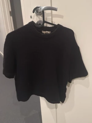 Svart stickad tröja Gina Tricot - Säljer en svart stickad tröja från Gina Tricot i premiumkvalitet. Tröjan har korta ärmar, rund halsringning och är gjord i ett mjukt, fluffigt material. Enkel och stilren design som passar till det mesta.