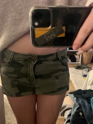 Mini jeans kjol - Camo jeans kjol mini, jätte gullig tills sommaren, skulle säga att midjan är 38 ungefär och typ XS.❤️