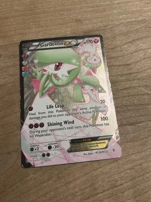 Pokémonkort Gardevoir EX & Pikachu EX - Två Pokémon EX samlarkort: Gardevoir EX med holografisk yta i grönt, rosa och silver samt Pikachu EX med gul, svart och holografisk design. Perfekta för samlare eller att använda i Pokémon TCG. Båda korten har unika attacker och coola illustrationer.Dom är väldigt selsynta.