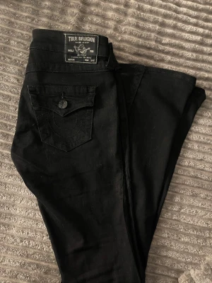 True religion jeans nyskick  - Joey low Rise flare 24, Använda några få gånger köpa på jeansbolaget för några veckor sedan, köpte fel storlek 