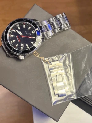 Svart och silver Gant dykarklocka. Vi kan diskutera priset! - Säljer en Gant dykarklocka med svart urtavla, röda och vita detaljer samt datumvisning. Klockan har en robust silverlänk i metall och vridbar bezel. Extra länkbitar medföljer så du kan justera storleken. Perfekt för dig som gillar stilrena accessoarer.