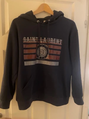 Saint Laurent Hoddie  - En mörkblå saintlairent Hoodie som är riktigt fräsch och snygg, passar egentligen till vad som!