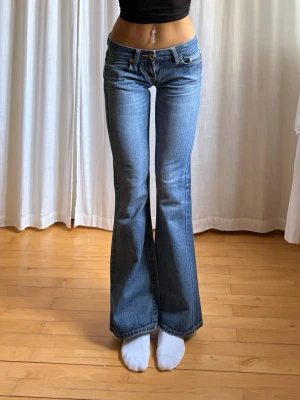 Lågmidjade jeans  - Dragkedjan är tyvärr sönder😢Midjemått: 35 Innerbenslängd: 78 Grenhöjd: 18 Lår: 24 Jag är 165cm⭐️