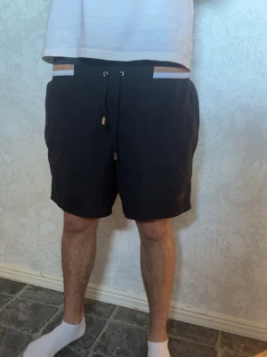Burberry bad shorts - Använda 1 gång, snygga bad shorts till sommaren! 