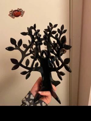 Smyckesträd - Ett jättefint smyckesträd där man kan hänga både halsband, ringar, armband och örhängen. vet inte vart den är ifrån! 