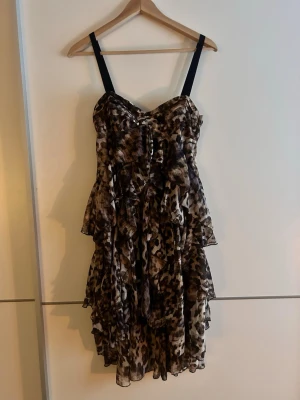 leopard klänning - köpt på plick, säljer då den ej passar mig! 🐆