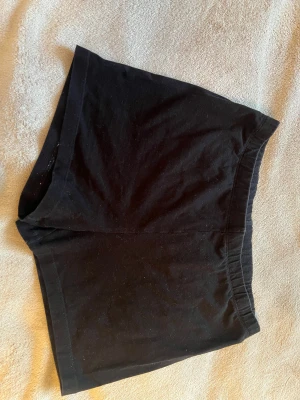 Mjukisshorts  - Säljer ett par svarta mjukis shorts från newyorker i storlek L men skulle säga att dem är för folk som har storlek M för att jag har det och dem som var i storlek M var för korta så jag tog i L 