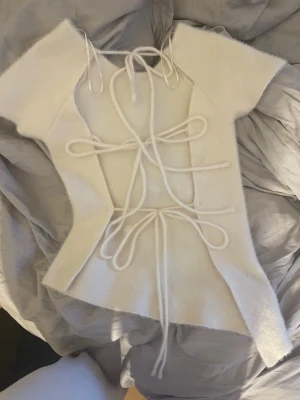 Zara Vit topp med knyte - Vit ”stickad” topp med knyte i ryggen från Zara 💕