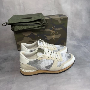 Valentino rockrunners - Valentino rockrunners, sjukt eftertraktade. Allt og fås med, storlek 41,5. Självklart äkta. Riktigt fint skick.