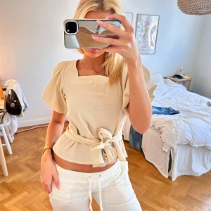 knytblus  - jättesöt med fina detaljer 