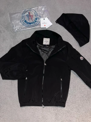 Moncler Windbreaker Jacka - 📊 Färg: Svart  Se bild 1 för bästa färg exemplet  📏 Storlek: Small (S)  Skicket är som ny samt ingår en moncler påse och en lapp