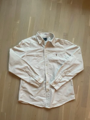 Ralph lauren skjorta - Vit Ralph lauren skjorta i storkek M. Om du undrar något om skjortan är det bara att höra av sig.