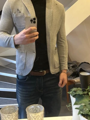 Tom Tailor mer casual kavaj - Säljer denna mer enkla att ha på sig i vardagen kavaj. Den har lite stretch och sitter perfect runt omkring en. Säljer pågrund av att den har blivit för liten