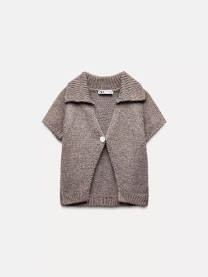 Kortärmad stickad kofta från Zara - Kortärmad stickad kofta i beige från Zara med bred krage och en knapp framtill. Koftan har en avslappnad passform och ribbade kanter. Perfekt att slänga över en t-shirt för en chill look. ( HELT NY)