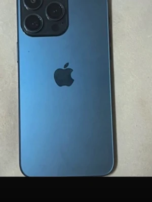 iPhone 15 Pro Max 256GB – säljes som reservdel / reparationsobjekt - Säljer en iPhone 15 Pro Max 256GB i blå färg. Telefonen är köpt begagnad men fungerar tyvärr inte som den ska.  Den startar och går igång men är väldigt seg och beter sig konstigt i systemet. Vet tyvärr inte vad felet är och har inte felsökt den vidare.  Säljes därför som: Reservdelstelefon / reparationsobjekt.  Perfekt för någon som kan laga telefoner eller behöver delar.  Skick: Normalt begagnat skick. Se bilder.